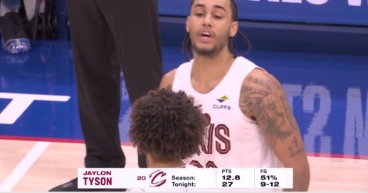 开云体育-得分平赛季纪录！泰森迎着恩比德压哨高抛命中 个人27分