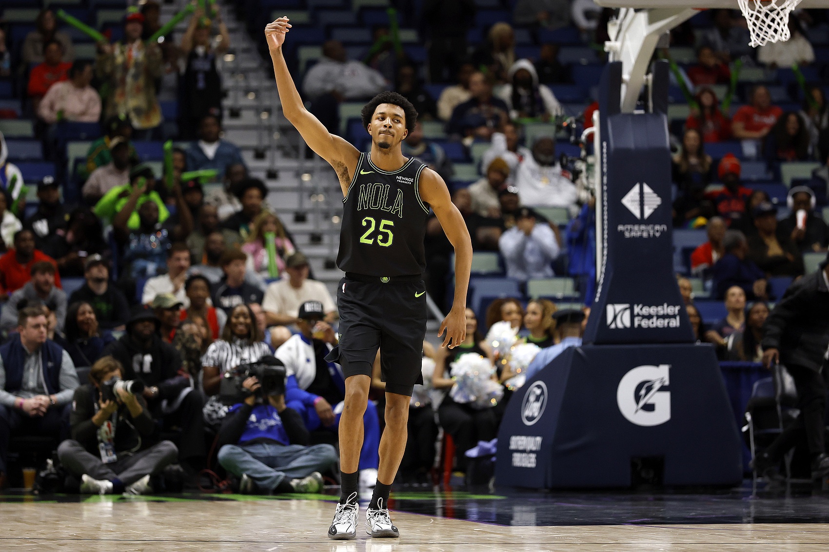 开云体育-仙人指路！奎因弧顶送抛传 墨菲腾空暴起双手空接扣篮